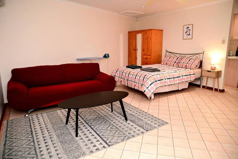 Spacious Studio In AliceSprings QueenBed+KSAirbed - Accommodation in Bendigo 0