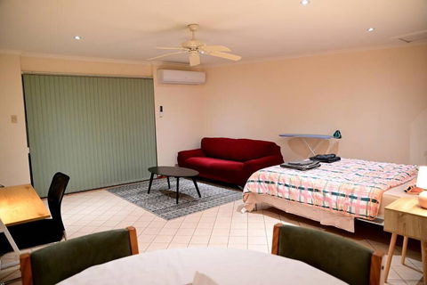 Spacious Studio In AliceSprings QueenBed+KSAirbed - Accommodation in Bendigo 1