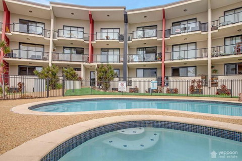 Yeppoon CBD Furnished Apartment With Pool! - Accommodation in Bendigo 3