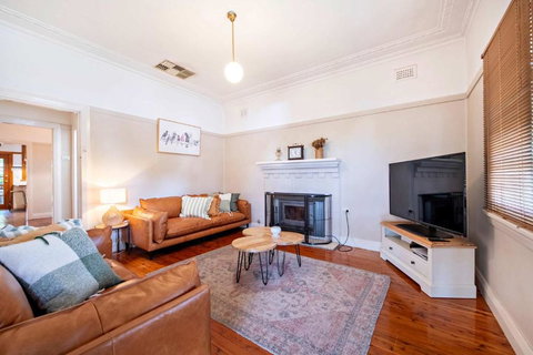 Yourie Cottage - Firepit, Lush Gardens, Pets - Accommodation in Bendigo 1