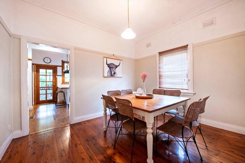 Yourie Cottage - Firepit, Lush Gardens, Pets - Accommodation in Bendigo 2