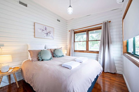 Yourie Cottage - Firepit, Lush Gardens, Pets - Accommodation in Bendigo 3