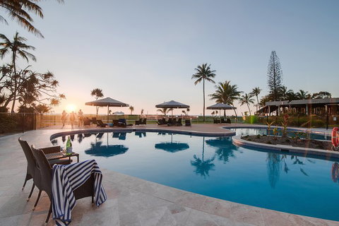 Tangalooma Island Resort Whale Watching Day Cruise With Dolphin Feeding - Accommodation in Bendigo 4